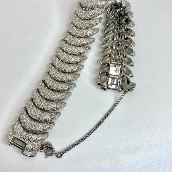 VINTAGE Monet 60’s Etched Silver Tone Link Bracelet and matching clip earrings - Picture 7 of 15